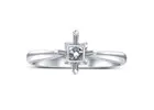 标题：钻石戒指的永恒优雅：爱与耐力的象征